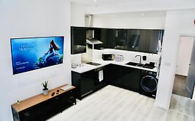 New Modern Apartment With Free Private Parking