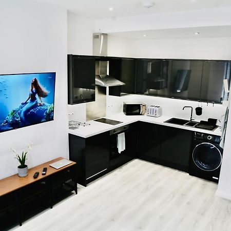 New Modern Apartment With Free Private Parking Plymouth Exterior photo