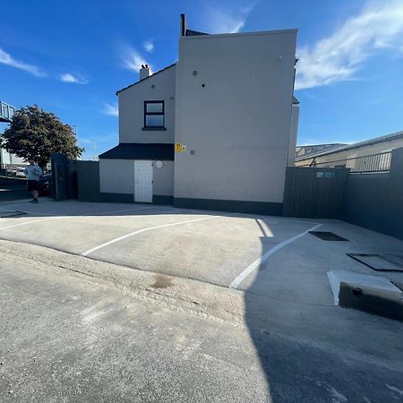 New Modern Apartment With Free Private Parking Plymouth Exterior photo