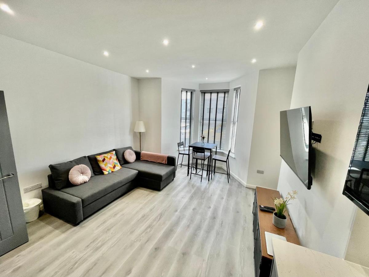 New Modern Apartment With Free Private Parking Plymouth Exterior photo