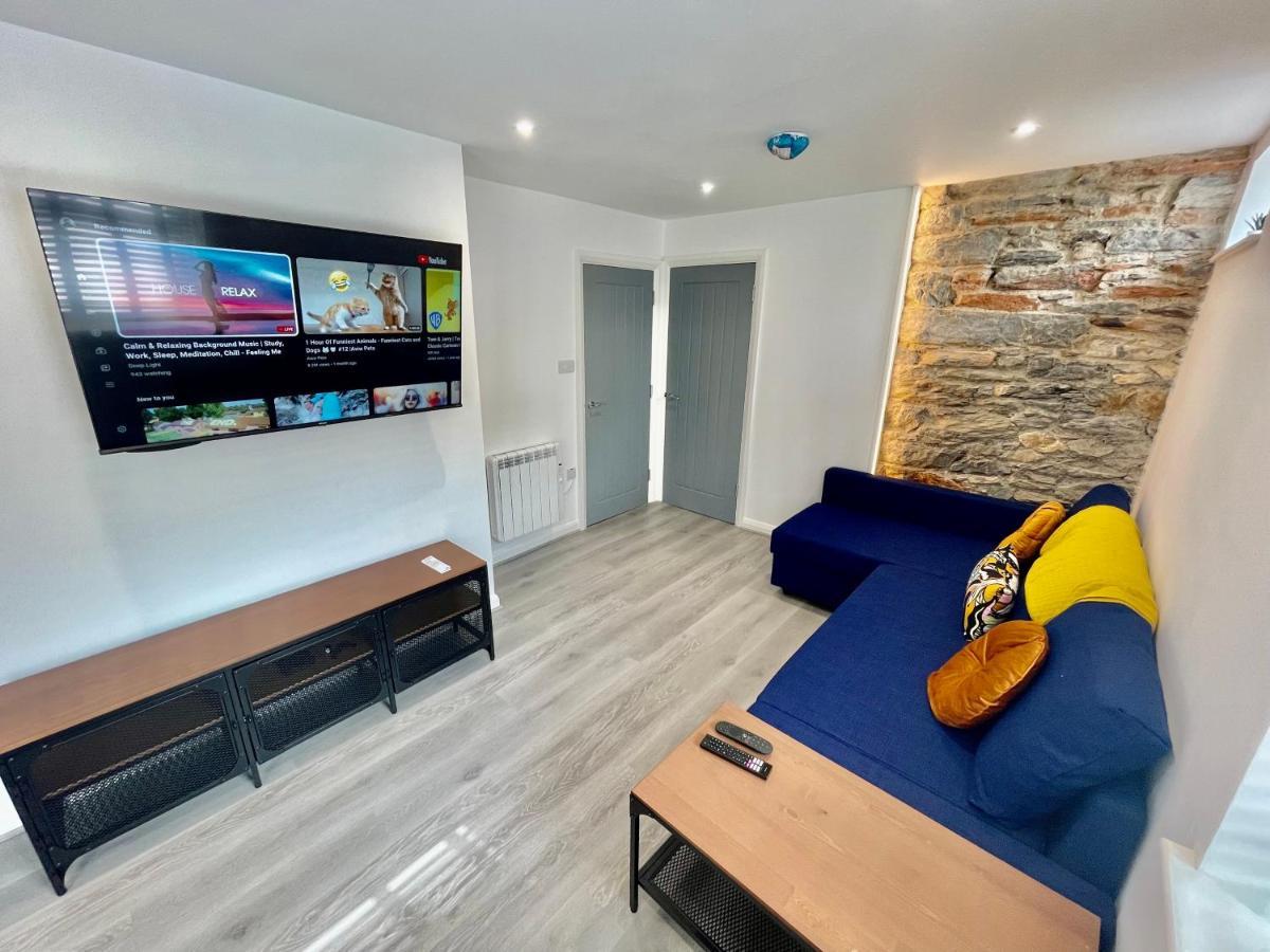 New Modern Apartment With Free Private Parking Plymouth Exterior photo