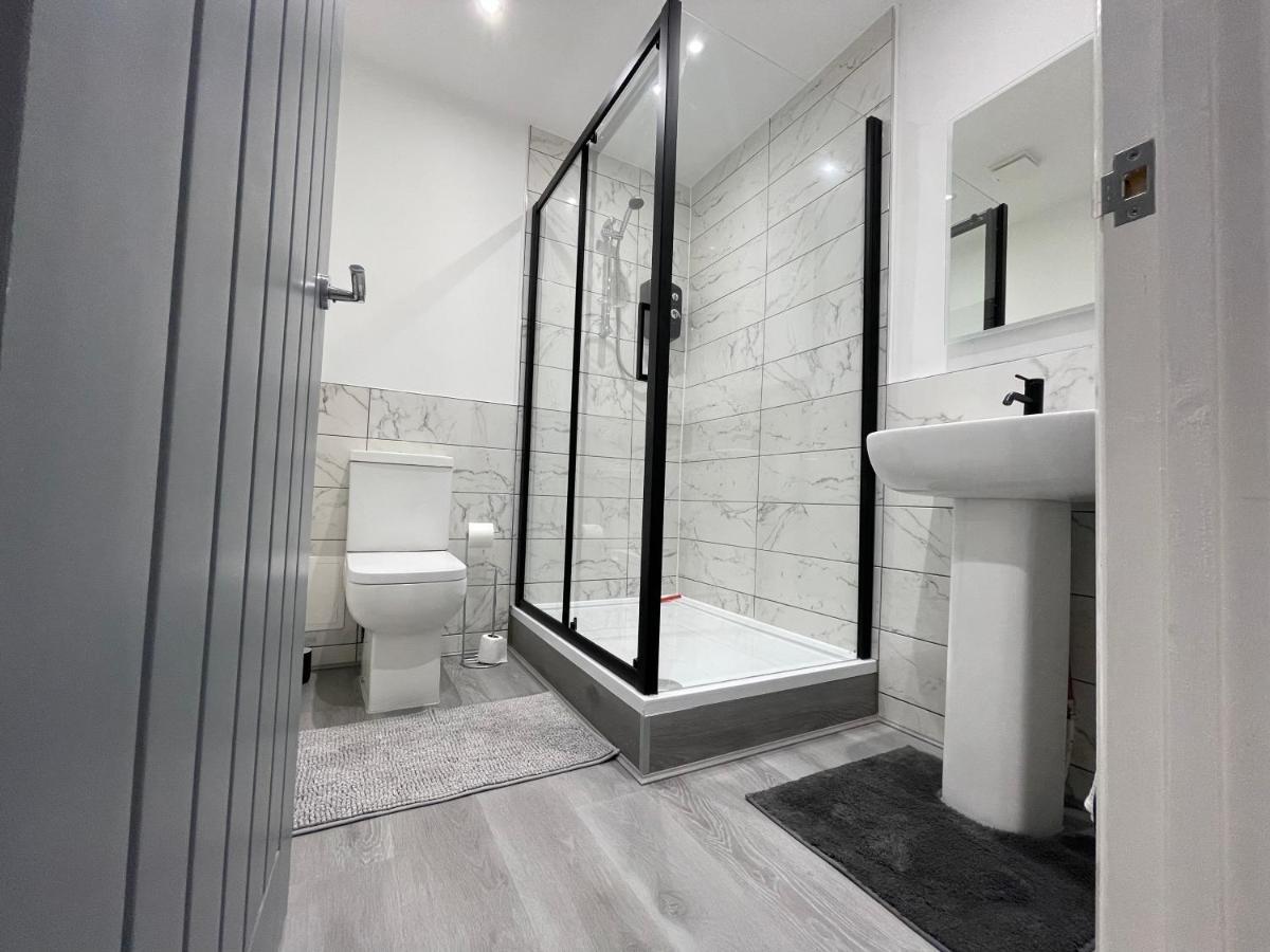 New Modern Apartment With Free Private Parking Plymouth Exterior photo