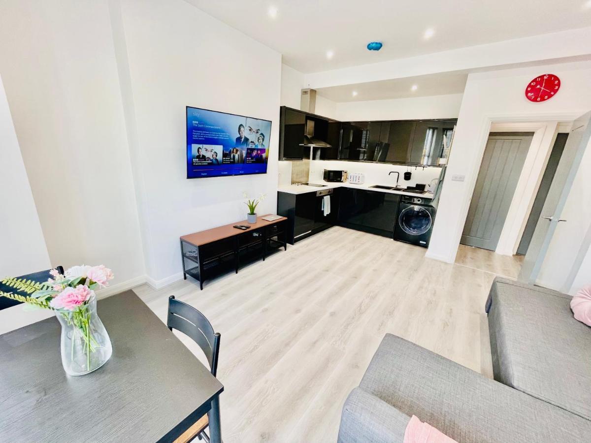 New Modern Apartment With Free Private Parking Plymouth Exterior photo