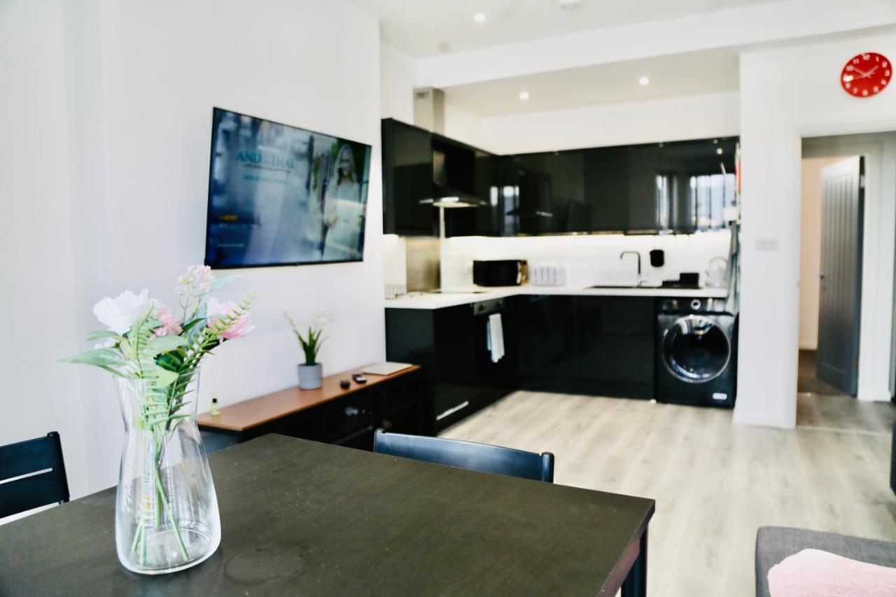 New Modern Apartment With Free Private Parking Plymouth Exterior photo