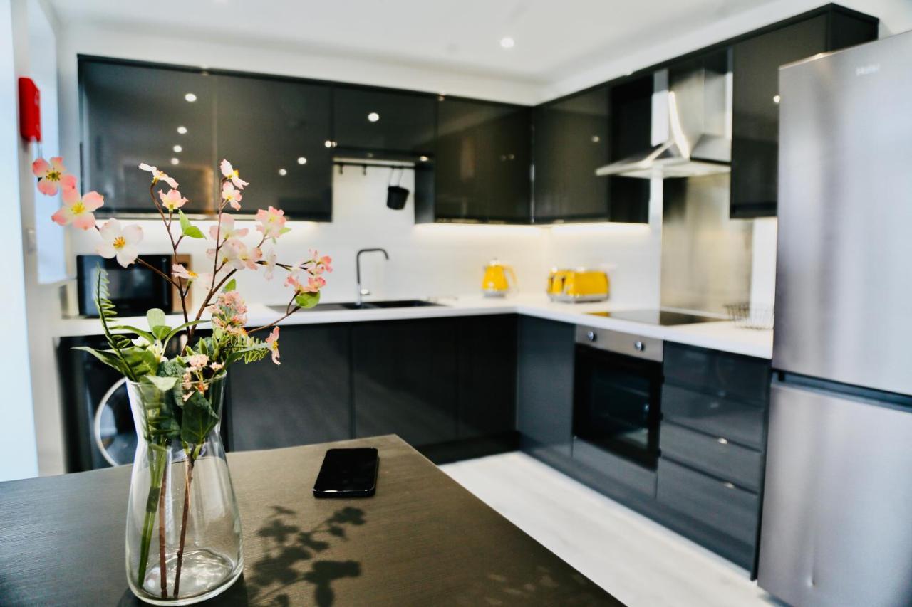 New Modern Apartment With Free Private Parking Plymouth Exterior photo