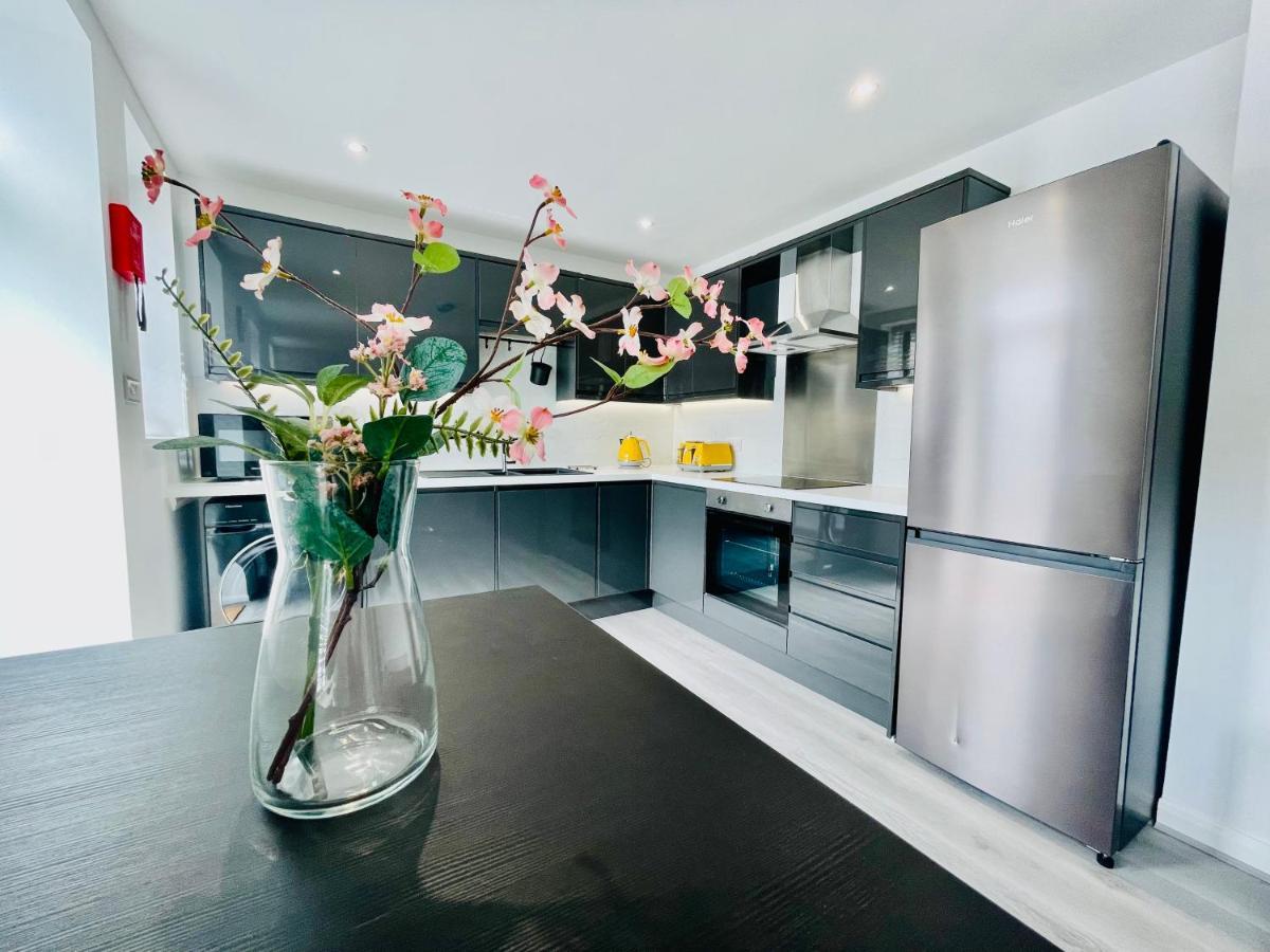 New Modern Apartment With Free Private Parking Plymouth Exterior photo